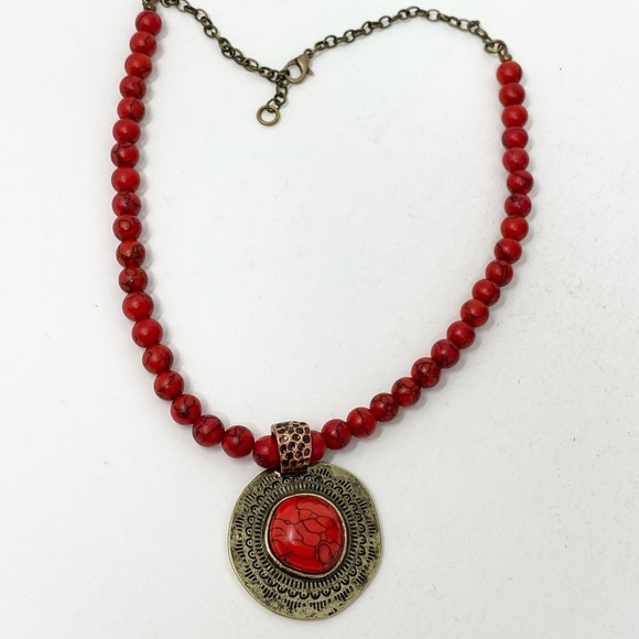 Red howlite necklace and earrings in antique gold - Picture 4 of 6